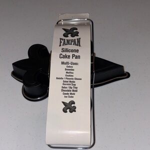 MasterPieces Fleur de Lis Black Shaped Cake Pan Bakeware